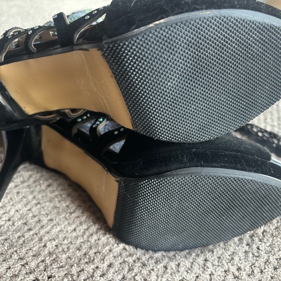 Gorgeous black 4 inch  platform booties with flowers - Picture 3 of 6